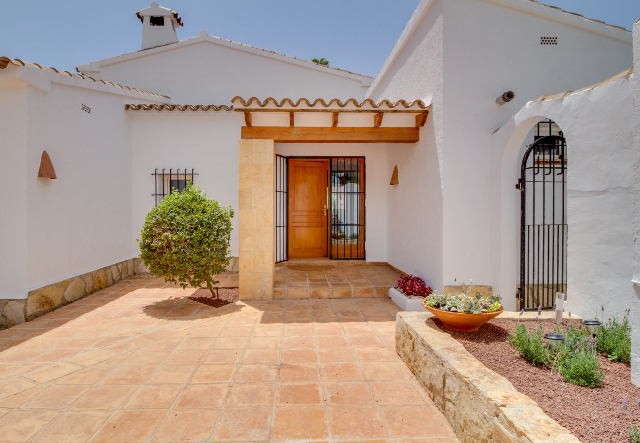 Villa in Moraira - Villa La Siesta, Modern mit AC, Wifi, Pool und Großem Garten