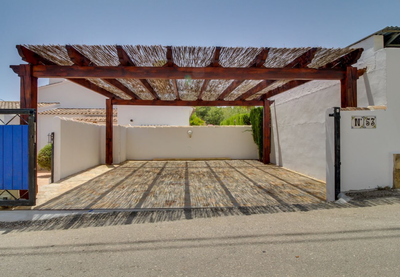 Villa in Moraira - Villa La Siesta, Modern mit AC, Wifi, Pool und Großem Garten