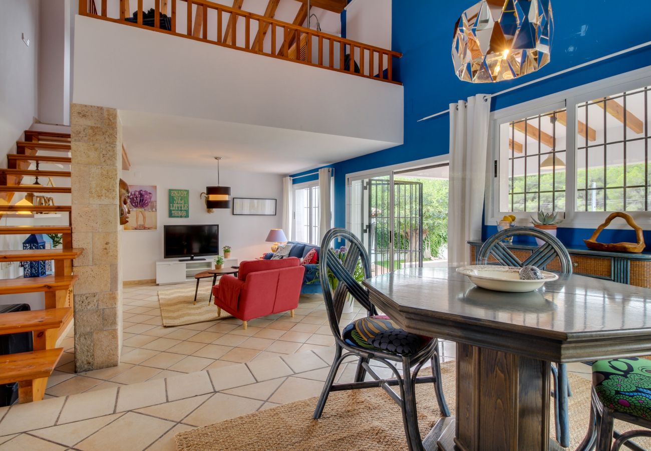 Villa in Moraira - Villa La Siesta, Modern mit AC, Wifi, Pool und Großem Garten