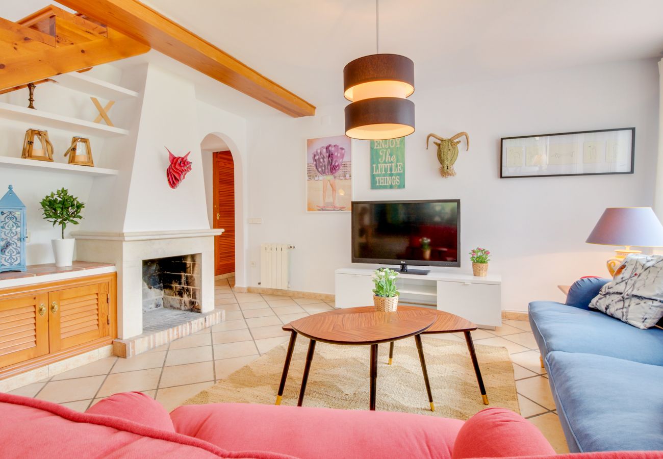 Villa in Moraira - Villa La Siesta, Modern mit AC, Wifi, Pool und Großem Garten