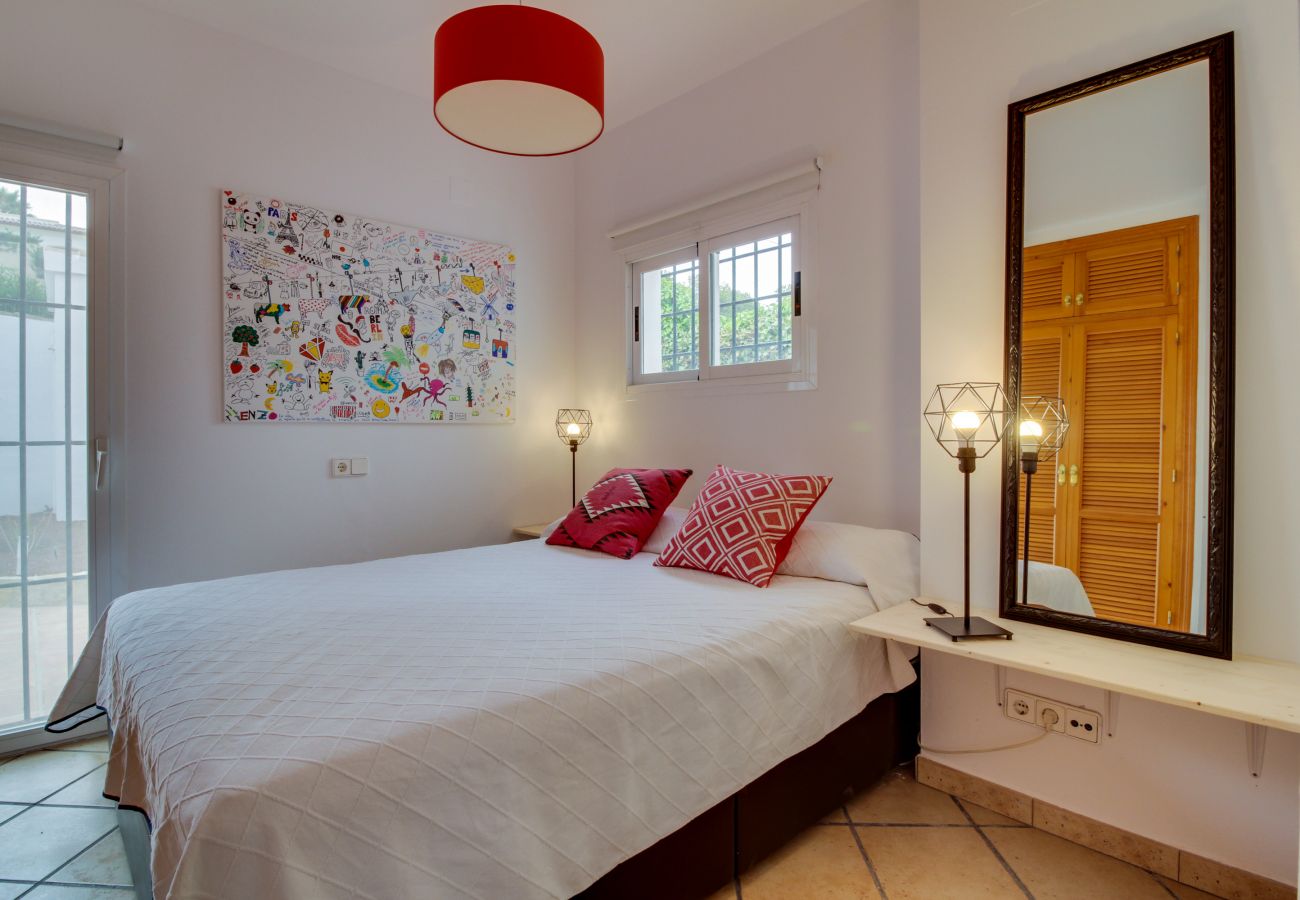 Villa in Moraira - Villa La Siesta, Modern mit AC, Wifi, Pool und Großem Garten