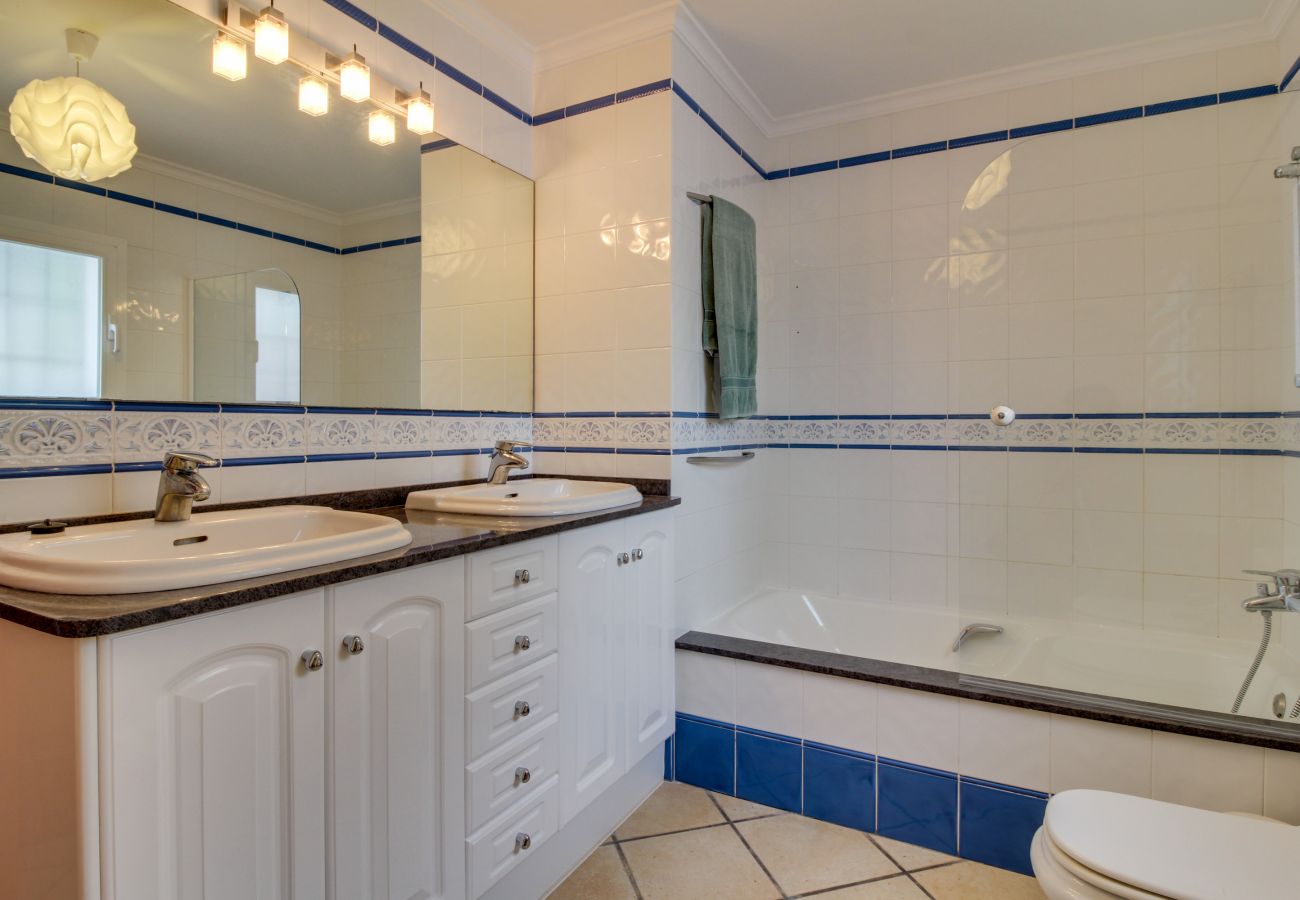 Villa in Moraira - Villa La Siesta, Modern mit AC, Wifi, Pool und Großem Garten
