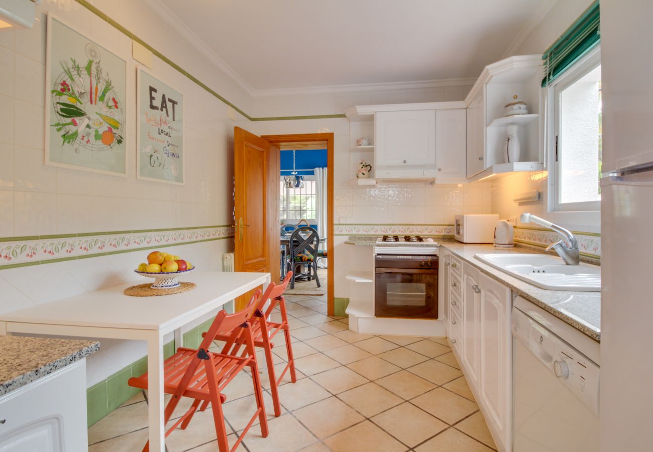 Villa in Moraira - Villa La Siesta, Modern mit AC, Wifi, Pool und Großem Garten