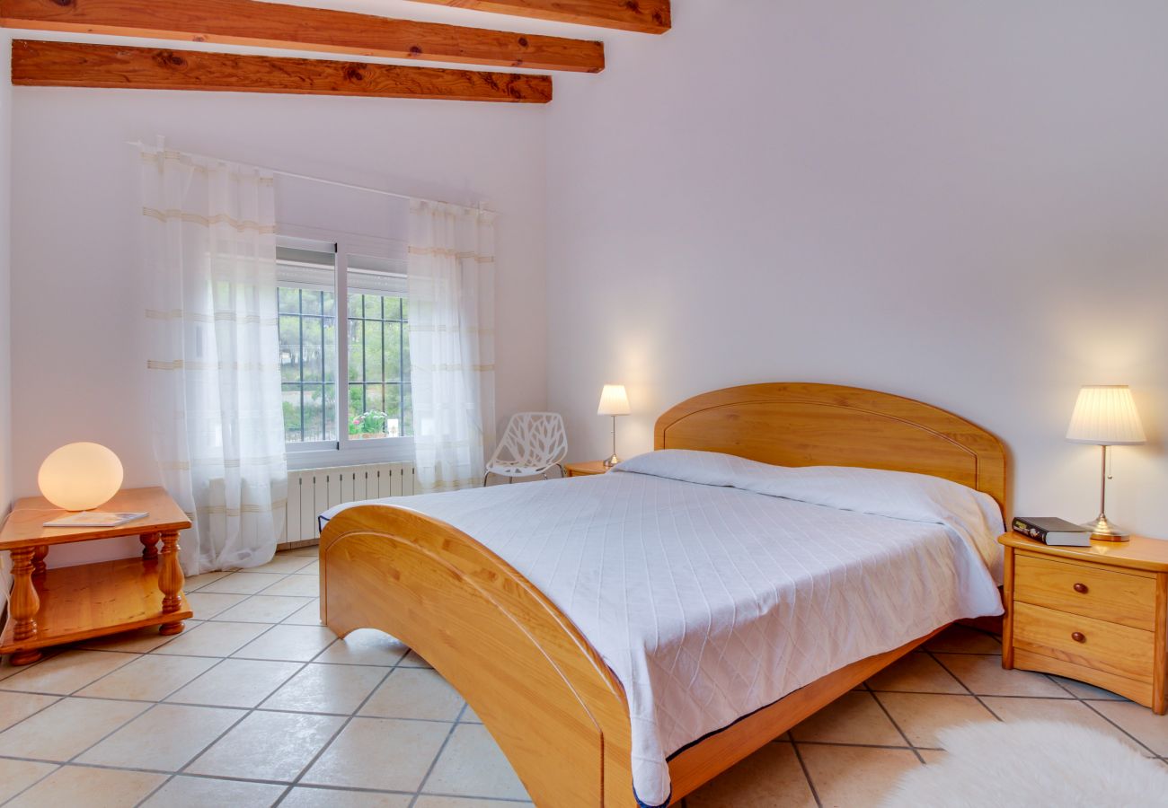 Villa in Moraira - Villa La Siesta, Modern mit AC, Wifi, Pool und Großem Garten