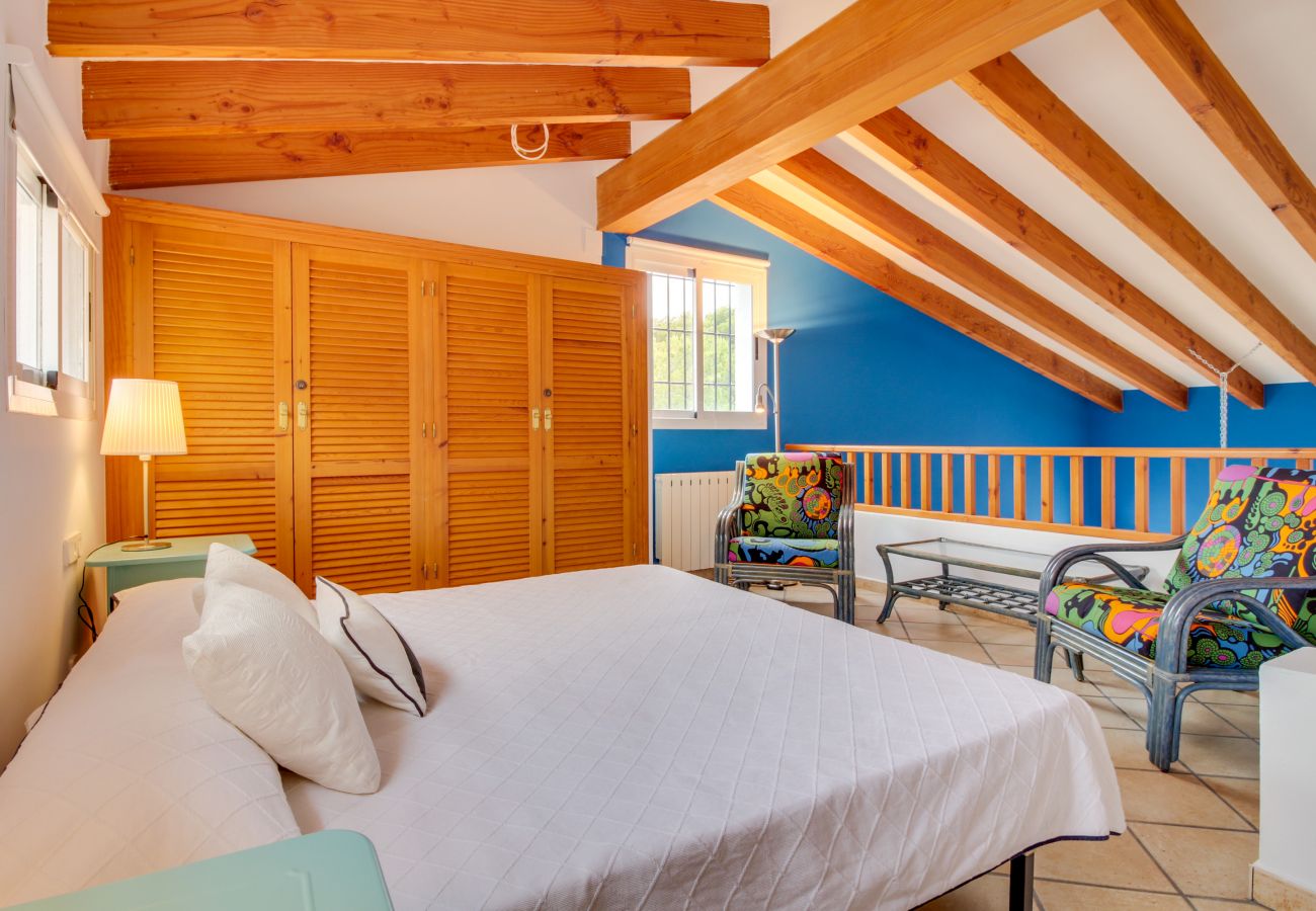 Villa in Moraira - Villa La Siesta, Modern mit AC, Wifi, Pool und Großem Garten