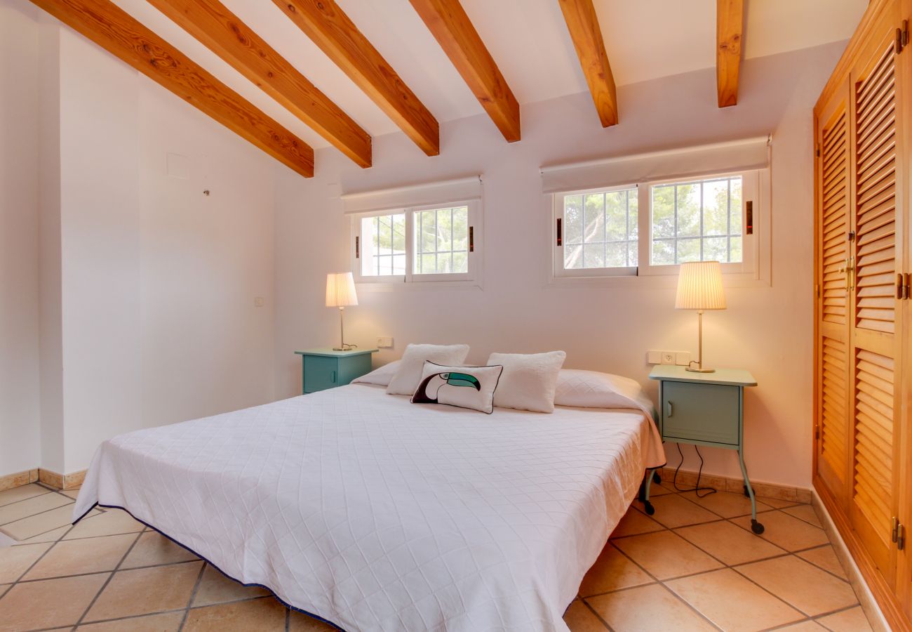 Villa in Moraira - Villa La Siesta, Modern mit AC, Wifi, Pool und Großem Garten