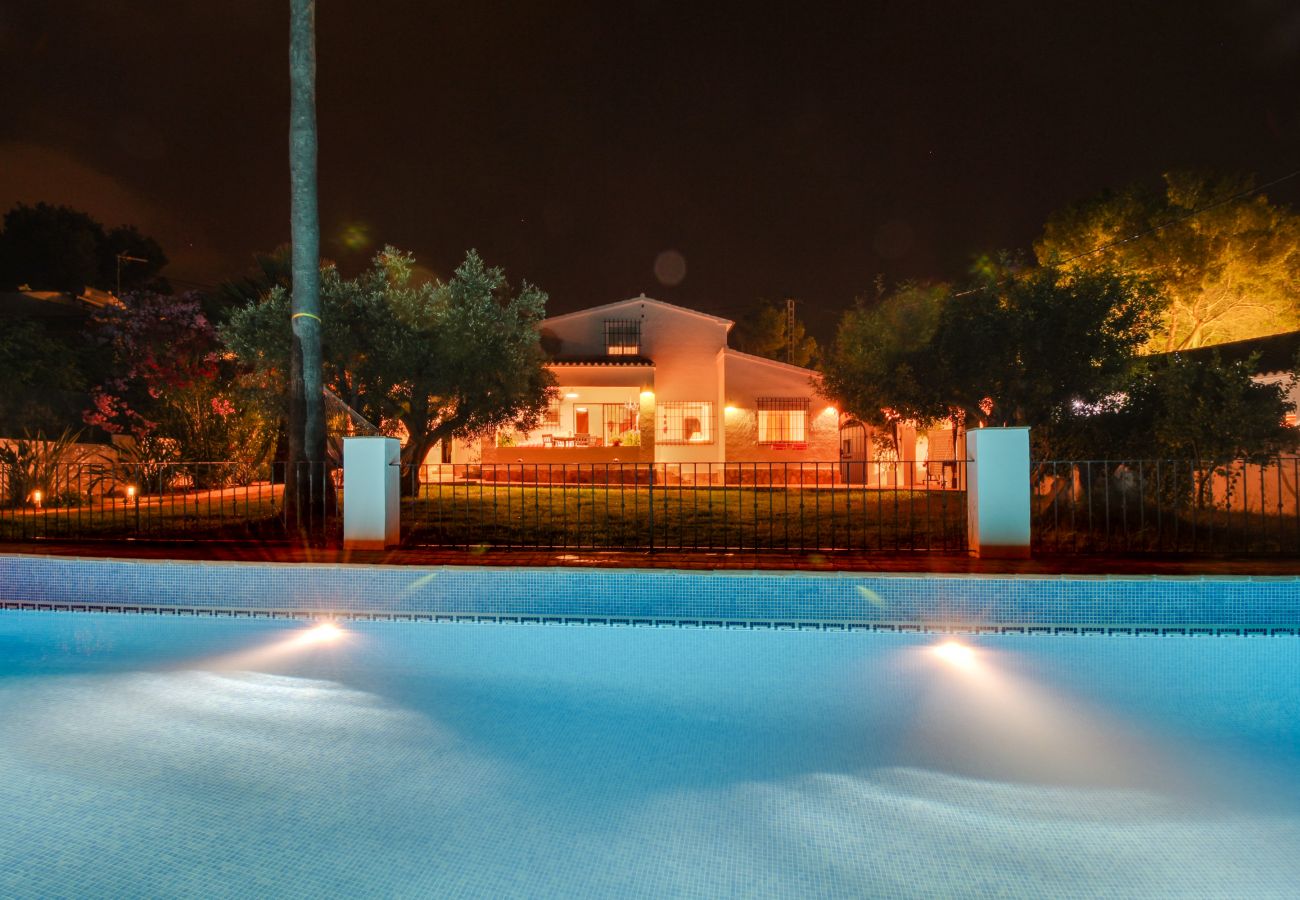 Villa in Moraira - Villa La Siesta, Modern mit AC, Wifi, Pool und Großem Garten
