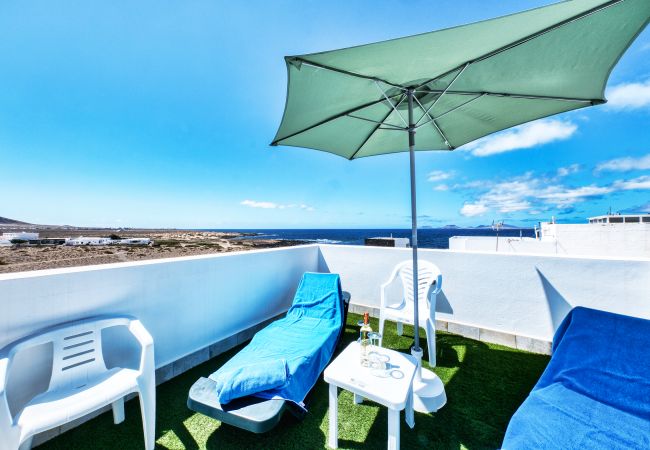 Ferienhaus in  Famara - Karma Famara 1 - 25 m vom Strand entfernt, schnelles WLAN und Dachterrasse