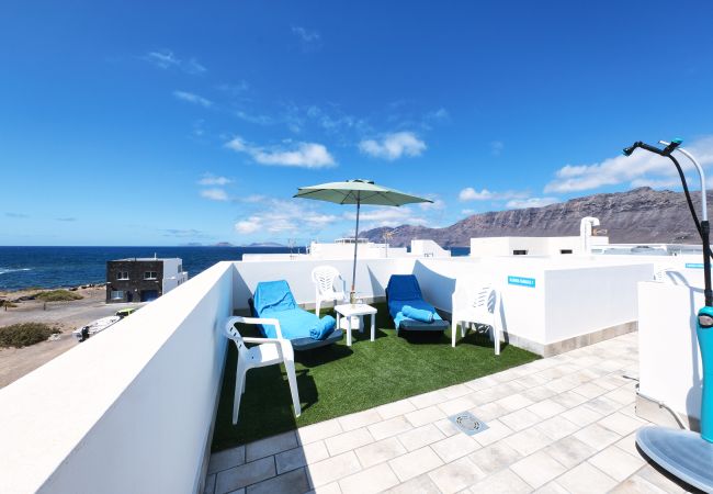 Ferienhaus in  Famara - Karma Famara 1 - 25 m vom Strand entfernt, schnelles WLAN und Dachterrasse