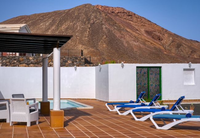 Ferienhaus in Playa Blanca - Casa Fatmar Montaña Roja - Geräumiges Ferienhaus mit Privat Pool. Haustiere erlaubt