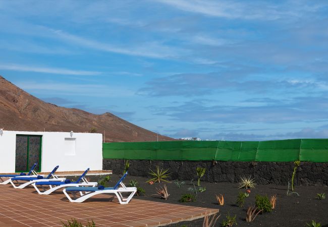 Ferienhaus in Playa Blanca - Casa Fatmar Montaña Roja - Geräumiges Ferienhaus mit Privat Pool. Haustiere erlaubt
