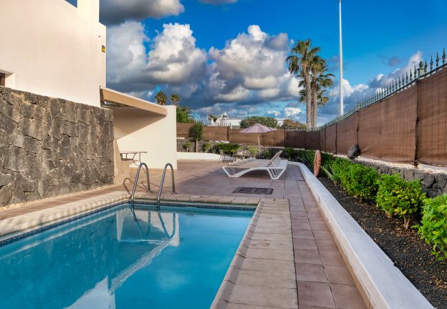 Ferienhaus in Playa Blanca - Casa Efesto - 3 Schlafzimmern, Pool, Terrasse und Blick auf Fuerteventura