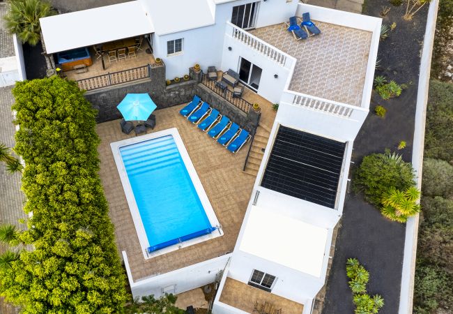 Ferienhaus in Tías - Haus mit Paradiesblick, privatem Pool,Meerblick, Klimaanlage