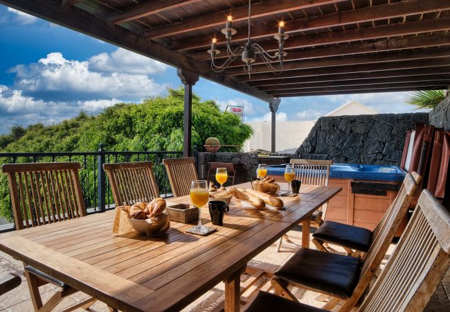 Ferienhaus in Tías - Haus mit Paradiesblick, privatem Pool,Meerblick, Klimaanlage