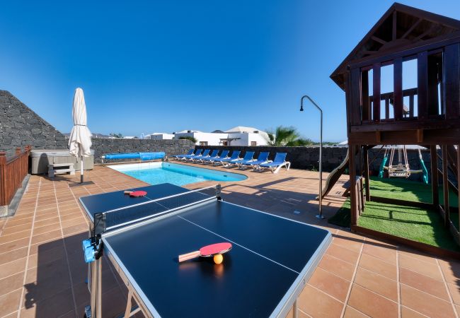 Villa in Playa Blanca - Villa Flavia, privater Pool, Jacuzzi, Spielzimmer und Meerblick. ECO