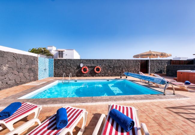 Villa in Playa Blanca - Villa Aurelia- Privater Pool und Jacuzzi 