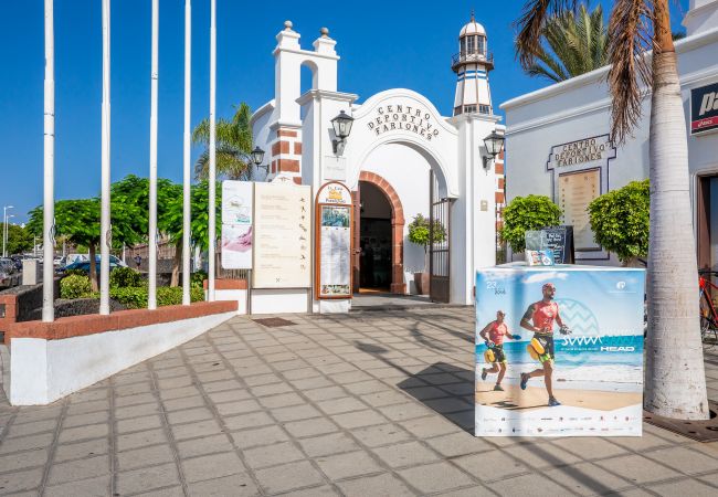 Ferienhaus in Puerto del Carmen - White Volcano -200 m vom Strand entfernt - Zugang zum Sportzentrum Fariones inklusive (Schwimmbad, Sauna, Fitnessraum)