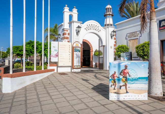 Ferienhaus in Puerto del Carmen - Blue Volcano -200 m vom Strand entfernt - Zugang zum Sportzentrum Fariones inklusive (Schwimmbad, Sauna, Fitnessraum)