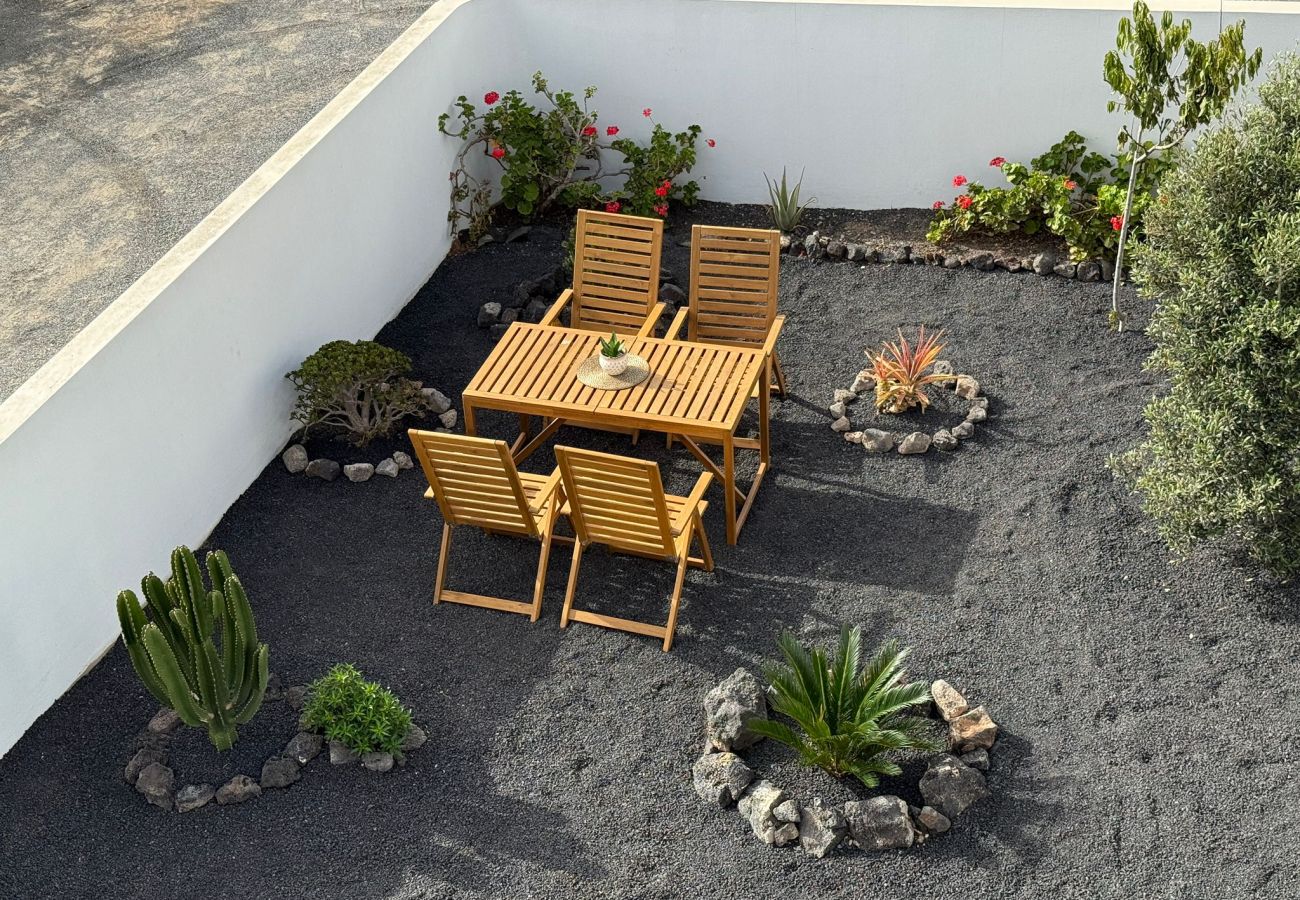 Ferienhaus in Tinajo - NoPasaNada: apartmento privado el Hierro, vistas al jardín