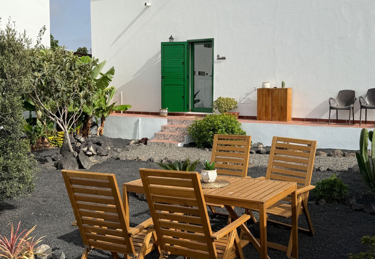 Ferienhaus in Tinajo - NoPasaNada: apartmento privado el Hierro, vistas al jardín