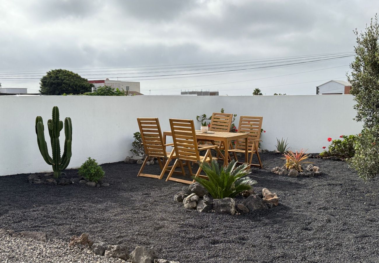 Ferienhaus in Tinajo - NoPasaNada: apartmento privado el Hierro, vistas al jardín