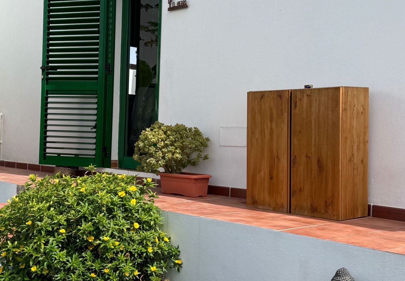 Ferienhaus in Tinajo - NoPasaNada: apartmento privado el Hierro, vistas al jardín