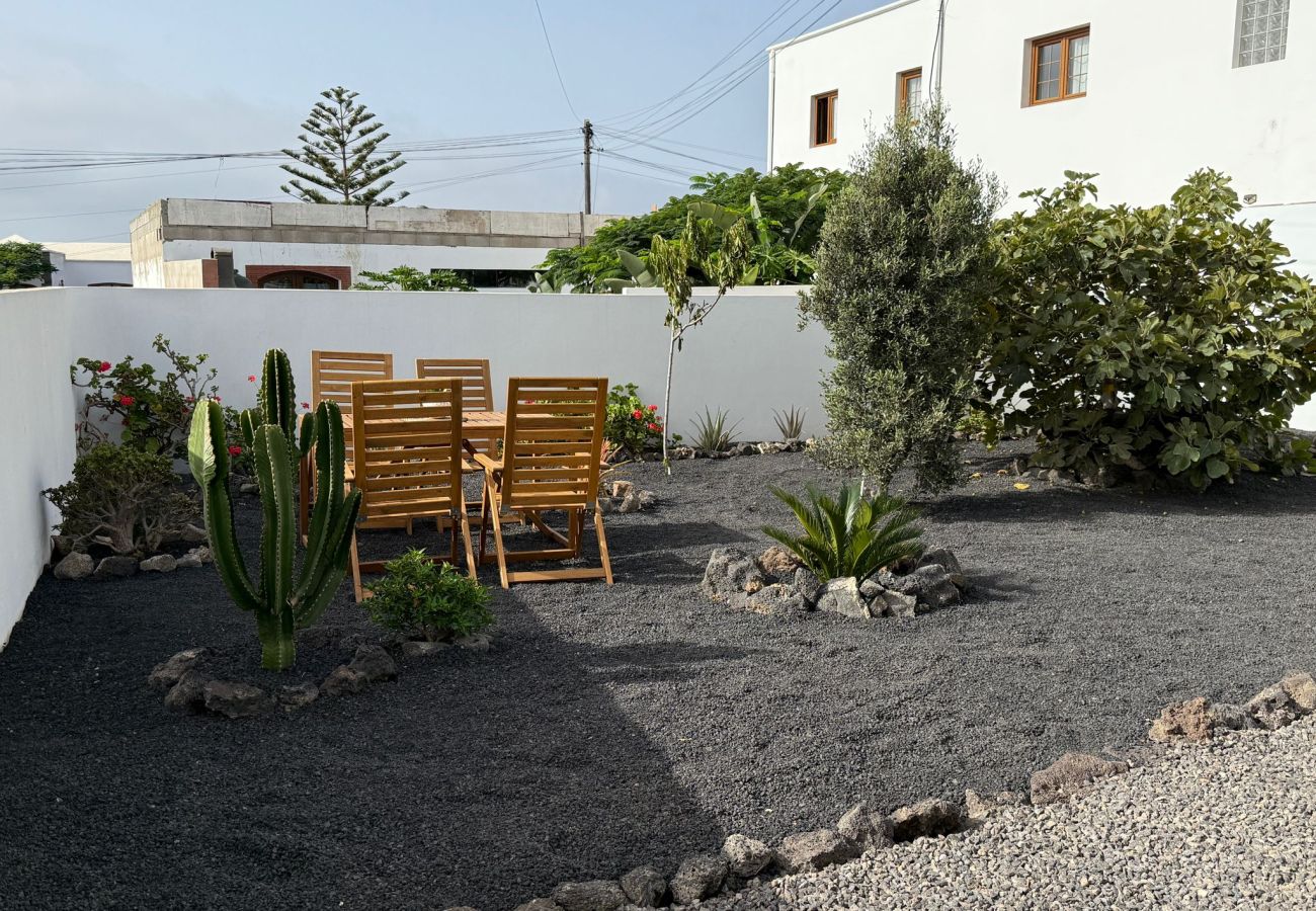 Ferienhaus in Tinajo - NoPasaNada: apartmento privado el Hierro, vistas al jardín