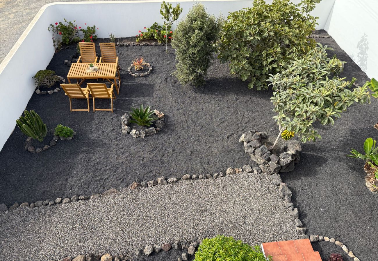 Ferienhaus in Tinajo - NoPasaNada: apartmento privado el Hierro, vistas al jardín