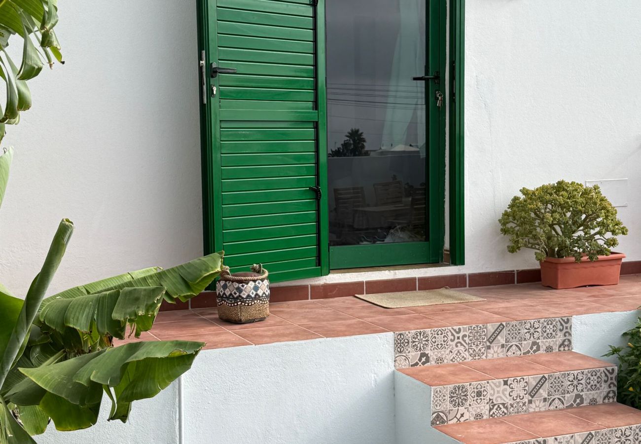 Ferienhaus in Tinajo - NoPasaNada: apartmento privado el Hierro, vistas al jardín