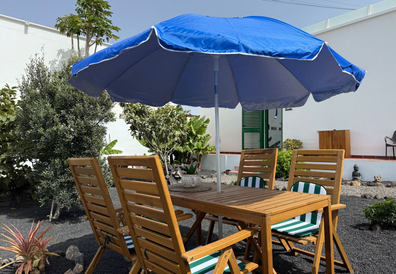 Ferienhaus in Tinajo - NoPasaNada: apartmento privado el Hierro, vistas al jardín