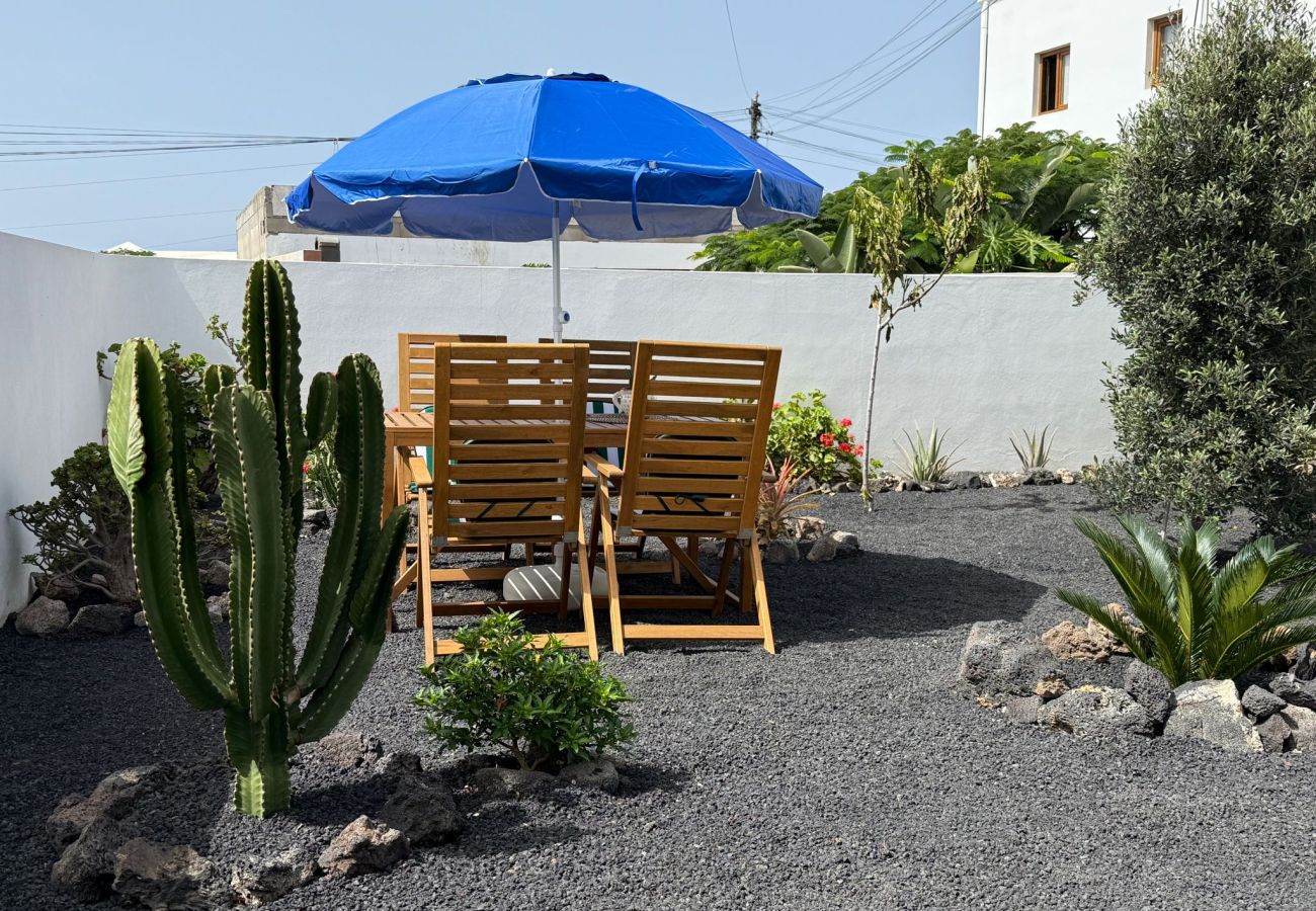 Ferienhaus in Tinajo - NoPasaNada: apartmento privado el Hierro, vistas al jardín
