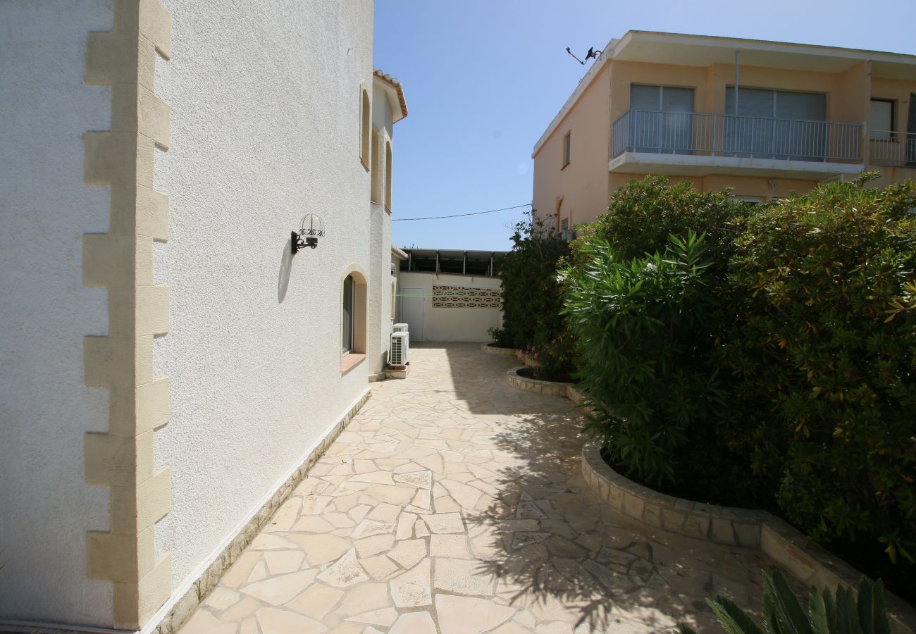 Villa in Denia - Beachfront Villa with pool Las Marinas TH