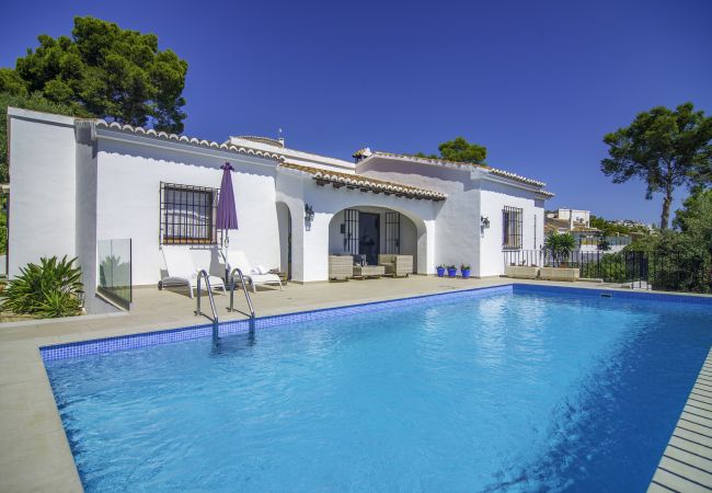 Villa/Dettached house in Moraira - OLGA - Welcoming and tasteful Villa with private pool and FREE WIFI for 7 people.
