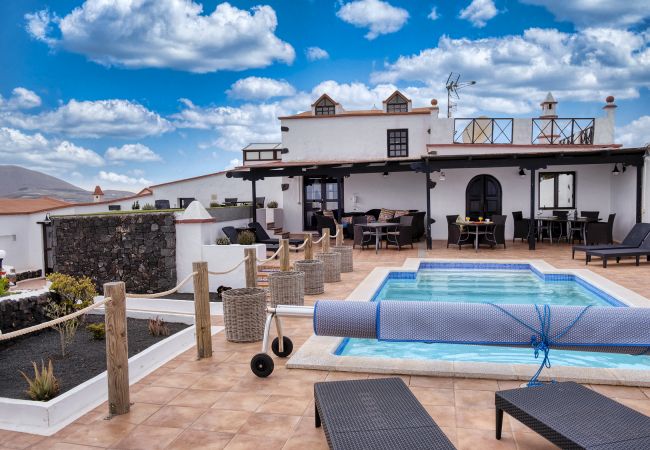 House in San Bartolome - House with Amazing View- 5 bedrooms, pool and jacuzzi 