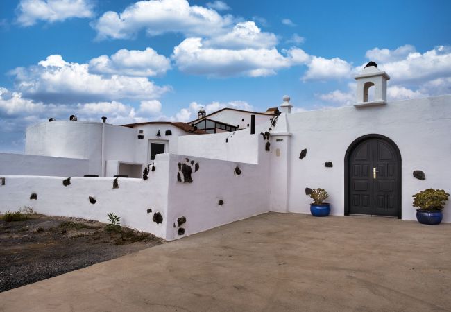 House in San Bartolome - House with Amazing View- 5 bedrooms, pool and jacuzzi 