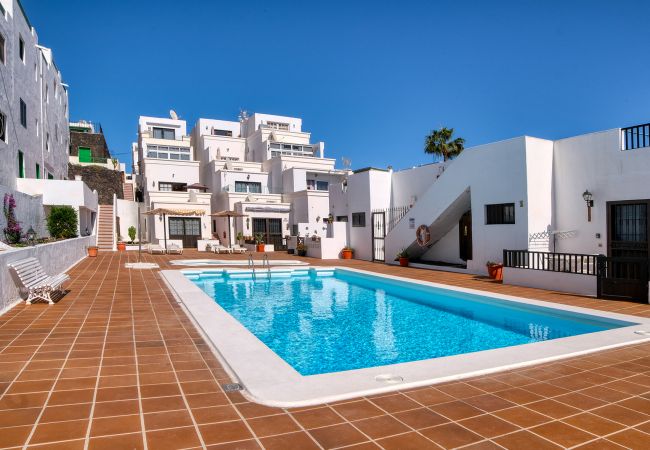 House in Puerto del Carmen - Sea Waves Lanzarote - Large terrace, community pool, WiFi with fiber