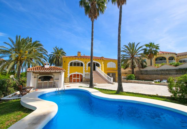 Villa/Dettached house in Denia - Large villa in Montgó with pool