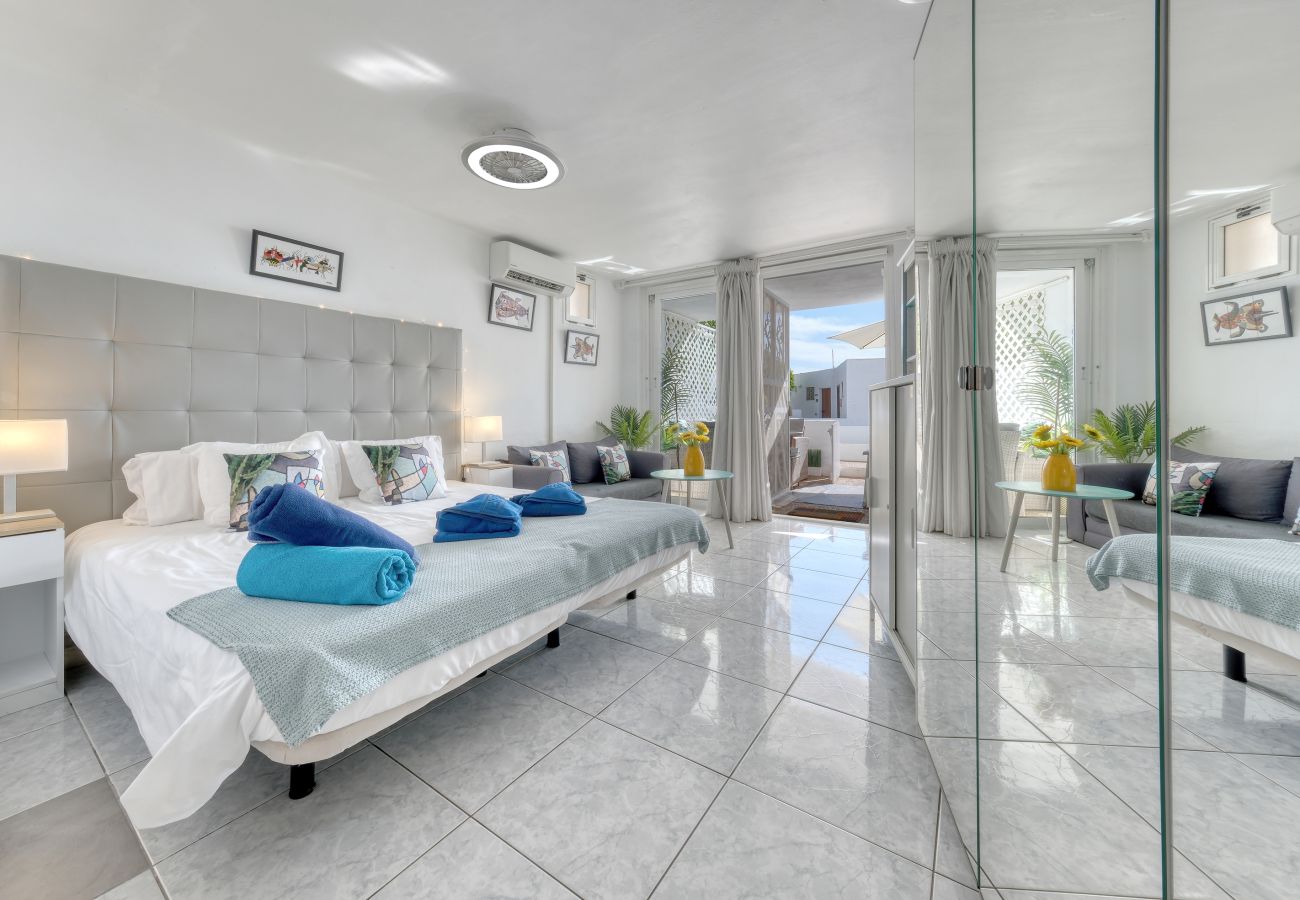 Studio in Puerto del Carmen - Suite Infinity Ocean - amazing pool and sea view