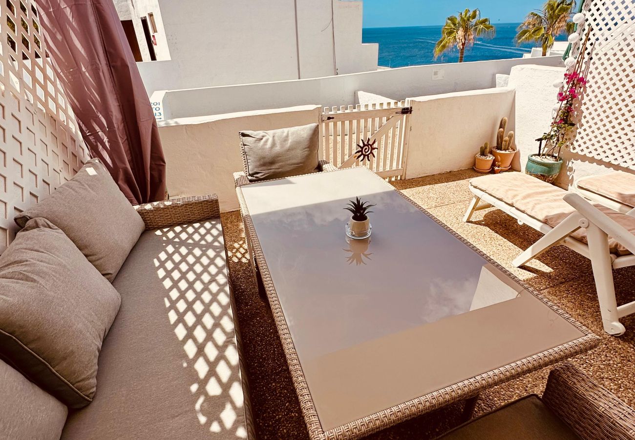Studio in Puerto del Carmen - Suite Infinity Ocean - amazing pool and sea view