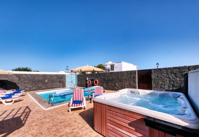 Villa in Playa Blanca - Villa Aurelia. Private pool, jacuzzi, solarium and BBQ area