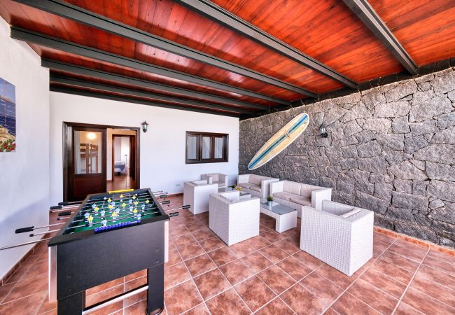 Villa in Playa Blanca - Villa Aurelia. Private pool, jacuzzi, solarium and BBQ area