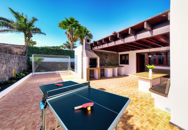Villa in Playa Blanca - Villa Aurelia. Private pool, jacuzzi, solarium and BBQ area
