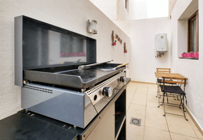 House in Puerto Calero - Casa Bleu : 2 floors ,2 bedrooms ,equipped kitchen ,balcony ,terrace and grill 