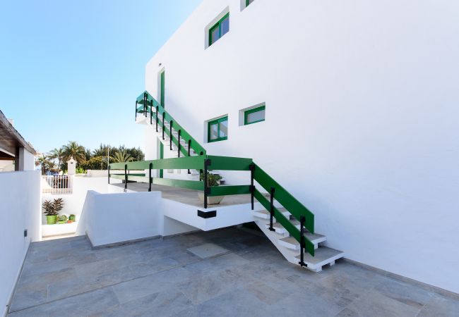 House in Puerto del Carmen - Red Volcano - 00 m from the beach-access to the fariones sports centre included (swimming pool, sauna, gym)