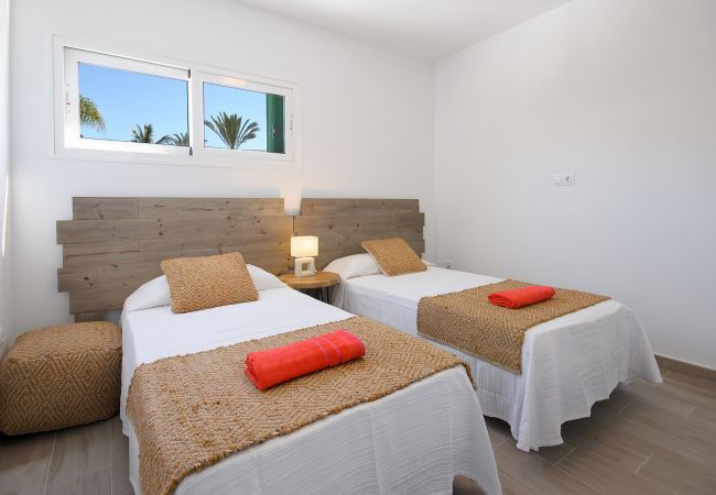 House in Puerto del Carmen - Blue Volcano - 200 from the beach-access to Fariones' sport center ( heated pool, sauna and gym)