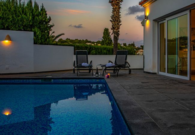 Villa à Benissa - LA PERLITA, belle villa pour 6 personnes, avec vue sur la mer sur la côte de Benissa, piscine privée et wifi gratuit.
