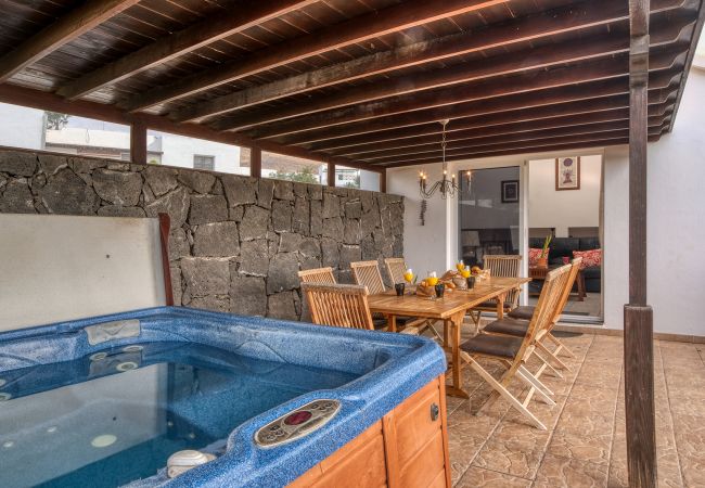 Maison à Tías - Maison Paraiso avec piscine privée, vue sur l’océan et climatisation