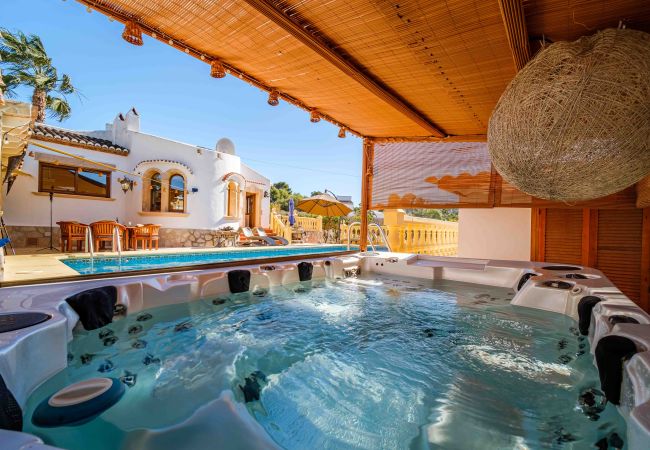 Villa à Javea - Villa Cristina Pinosol Javea avec piscine, jacuzzi et terrasse ensoleillée