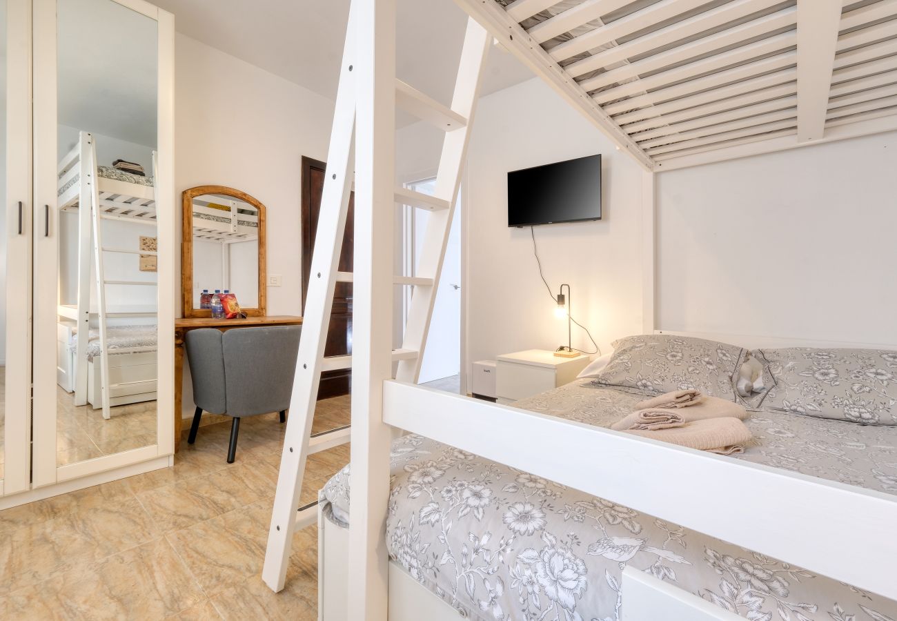 Chambres d'hôtes à Tinajo - Casa Casa NoPasaNada, habitación Triple Los Lobos
