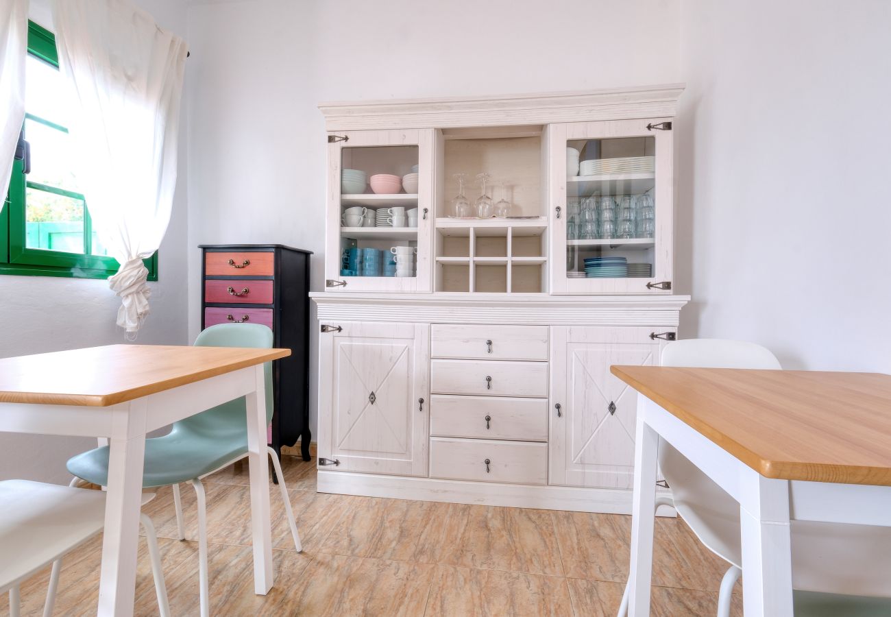 Chambres d'hôtes à Tinajo - Casa NoPasaNada: habitación La Palma con baño privado 